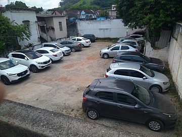 Estacionamento + 4 lojas